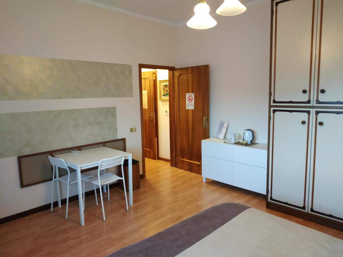 B&B Villa Filotea & Apartment Дезенцано-дель-Гарда Экстерьер фото